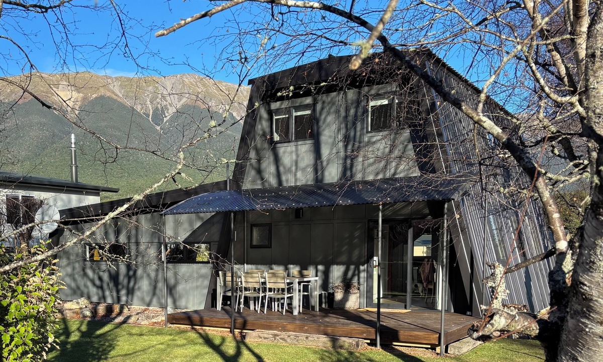 St. Arnaud House | Cosy alpine retreat right in the heart of the village