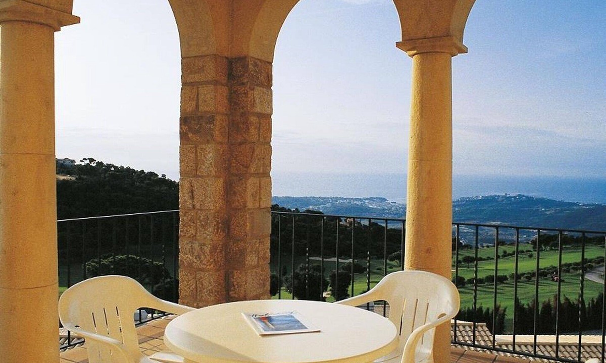 Castell-Platja d'Aro Apartment | Cosy apartment for 4 people with WIFI, pool, TV and terrace