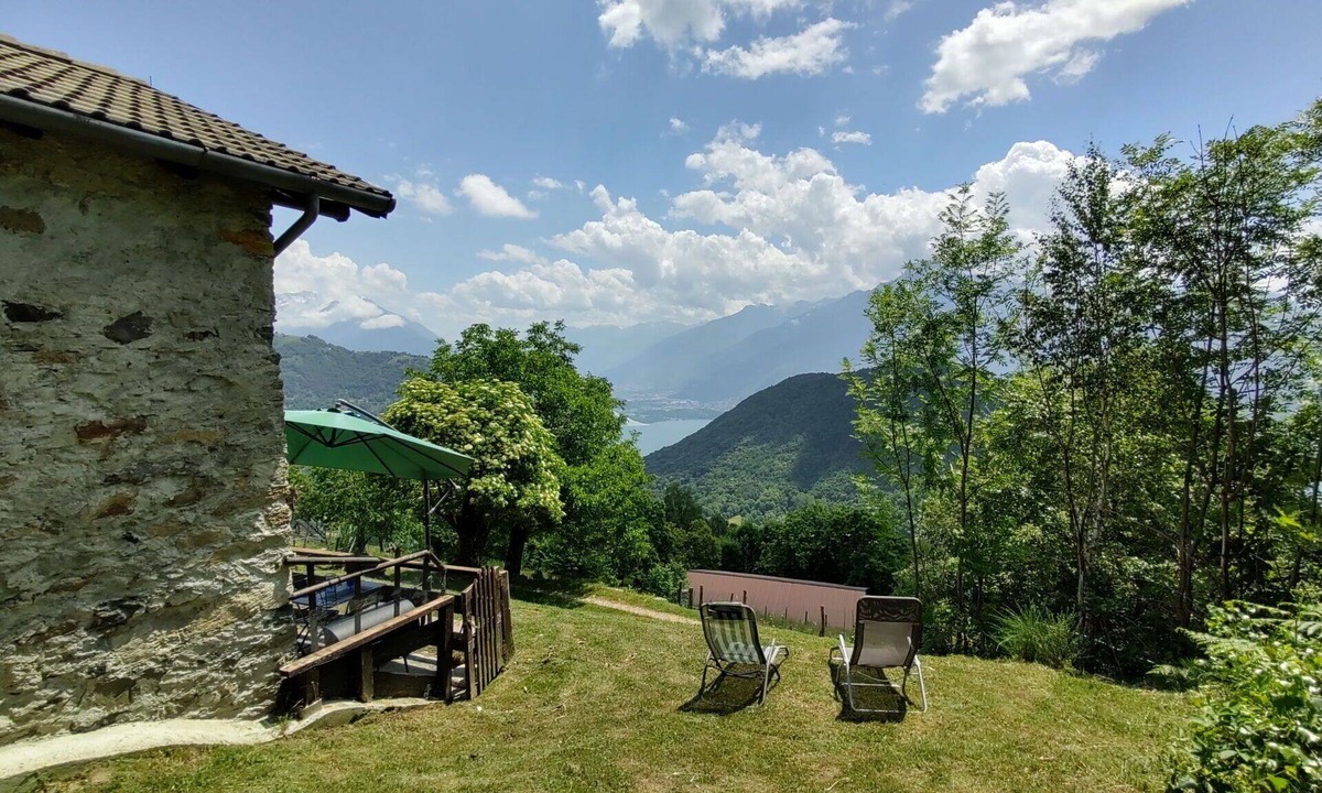 Peglio Apartment | Cosy apartment for 3 people with WIFI, TV, patio and pets allowed