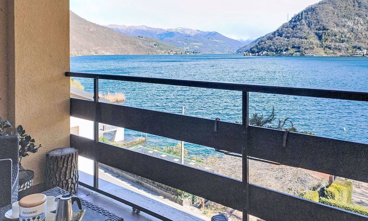 Porto Ceresio Apartment | Cosy apartment for 4 guests with WIFI, TV and balcony