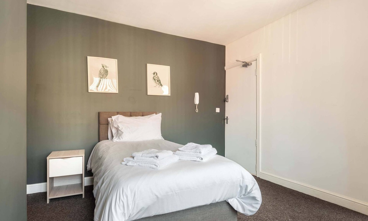Doncaster House | Cosy Budget Room in Doncaster House With Kitchen