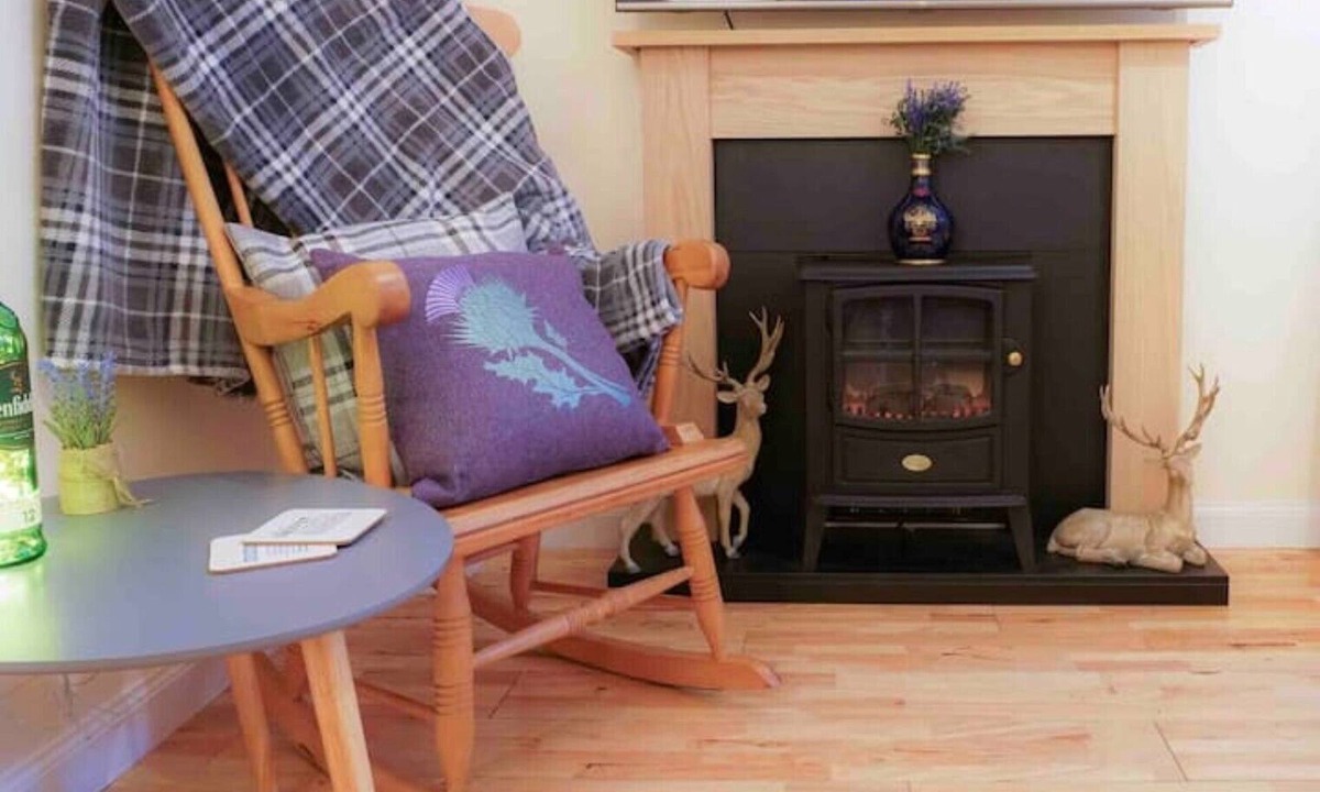 Murthly Cottage | Cosy, central, super king bed, free parking, dog friendly