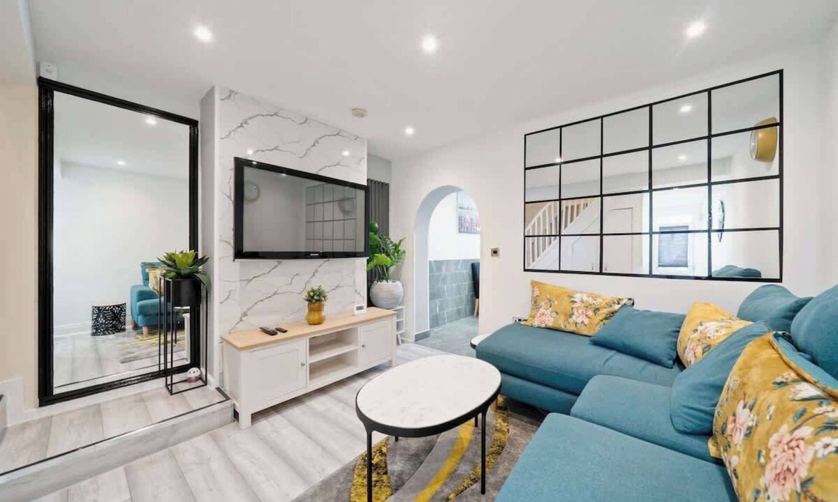 Grays House | Cosy Clean Home Near Central London