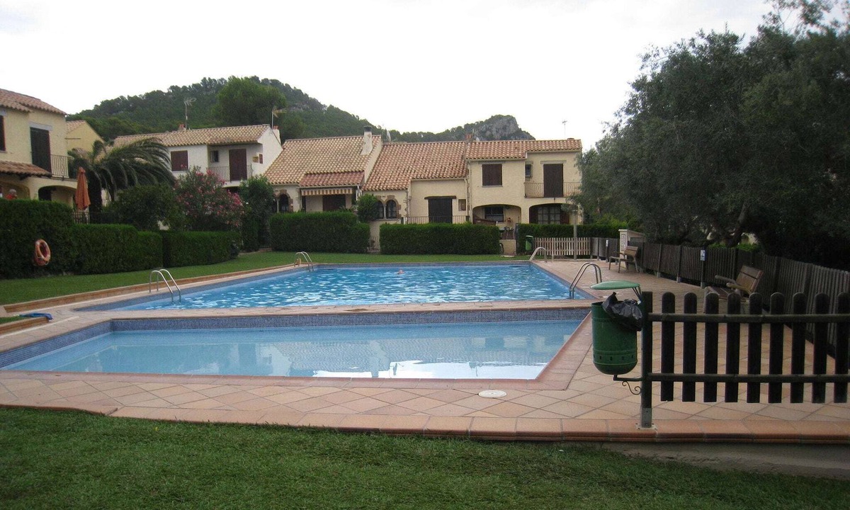 Torroella de Montgri House | Cosy Holiday Home in L'Estartit with Swimming Pool