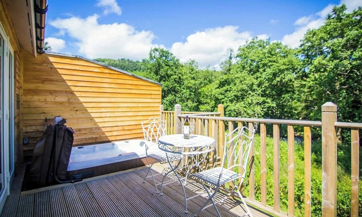 Killin House | Cosy Riverside Escape with Hot Tub | Garth Cottage