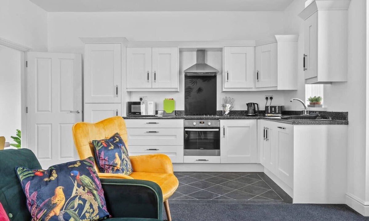 Stainburn Apartment | Cosy & Spacious 2BR Flat in Workington with FREE Parking