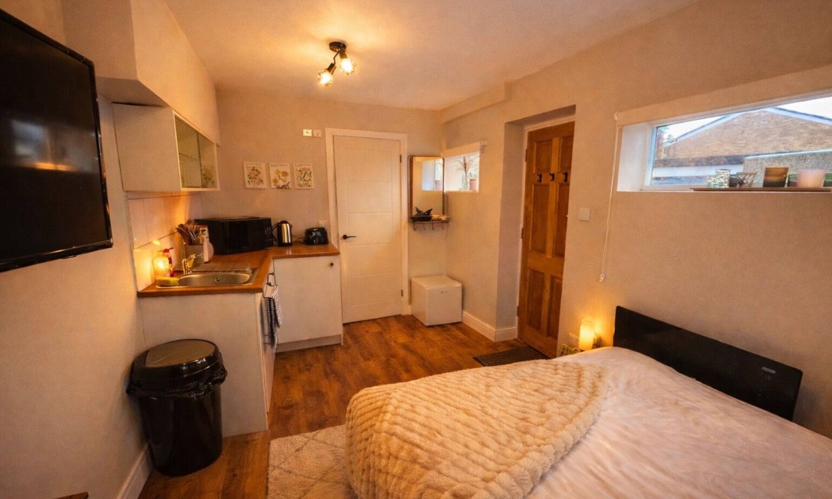 Luton Apartment | Cosy studio close to Luton airport, self check in, WIFI and free parking