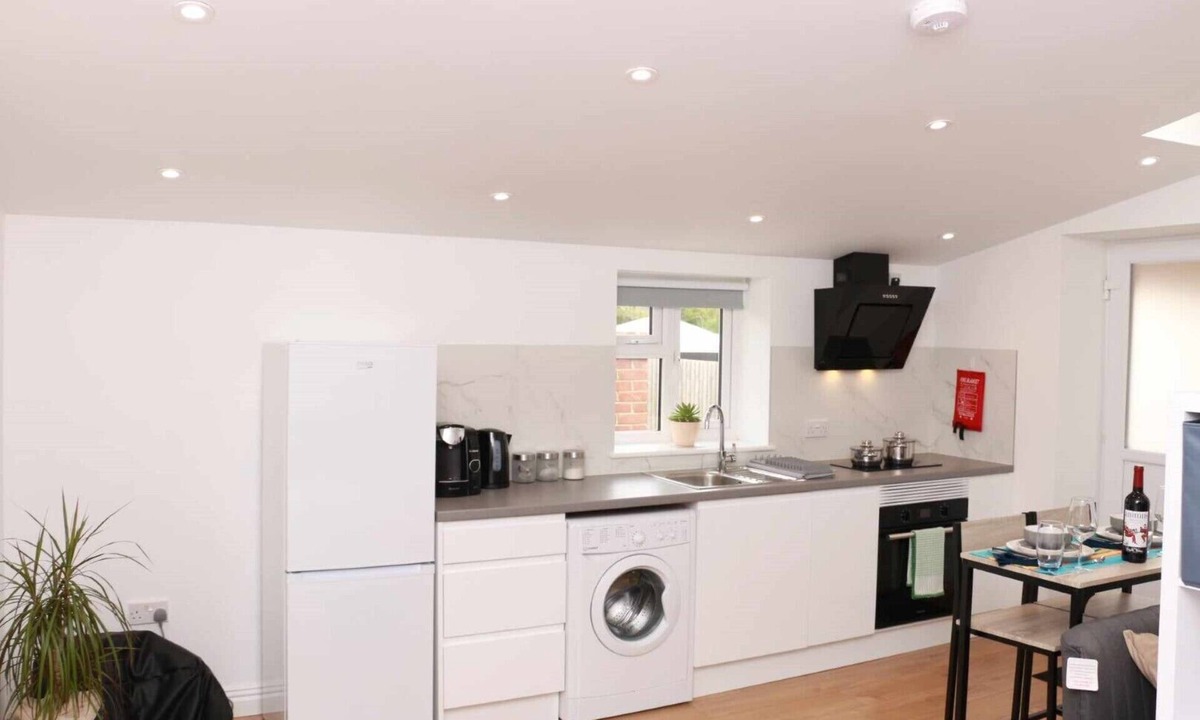Bury St Edmunds Apartment | Cosy Studio: Kitchen, Parking, 10' walking to Town