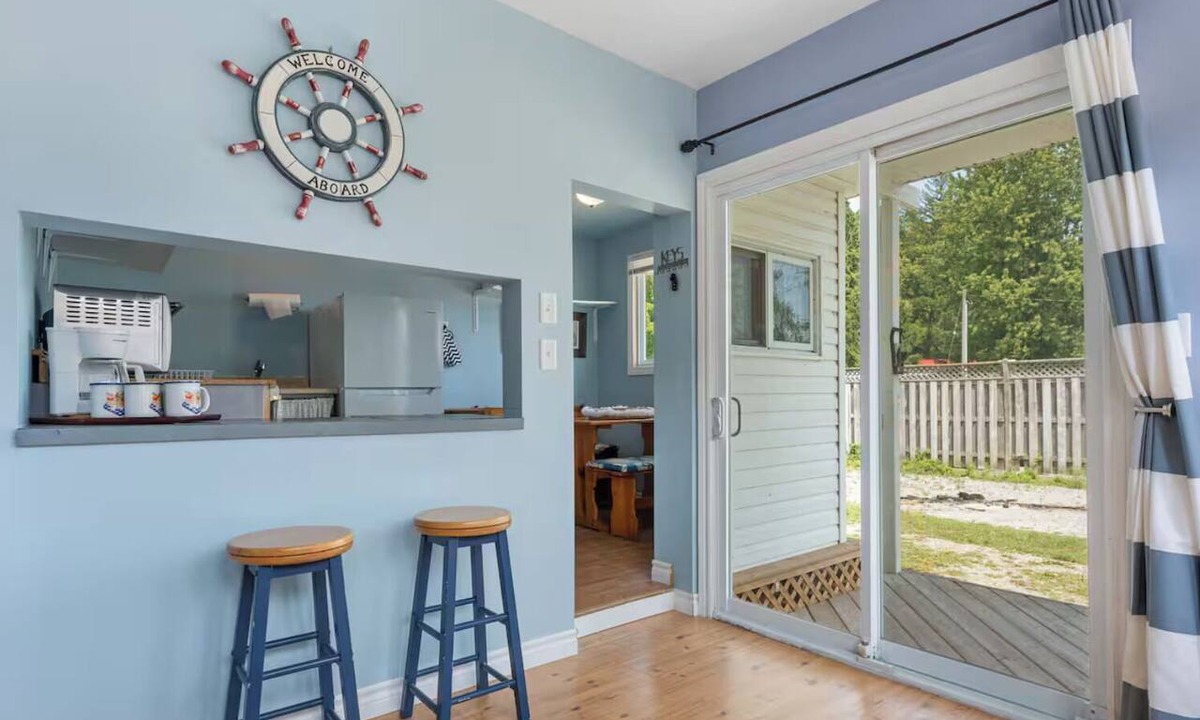 Turkey Point Cottage | Cottage in Turkey Point - beachfront (FREE PONTOON/SEADOO RENTAL INCLUDED)