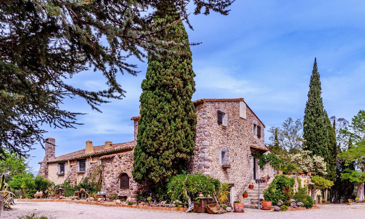 Darnius Villa | Country House 'Mimosa Completa' with Lake View, Wi-Fi and Air Conditioning
