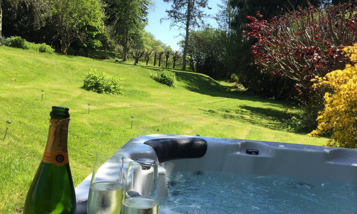 Monzie House | Country house with hot tub, sleeps 12 - pets and children welcomed!