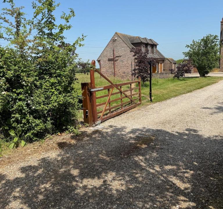 Beckingham Apartment | Countryside Studio 13 Acres with Gated Entrance