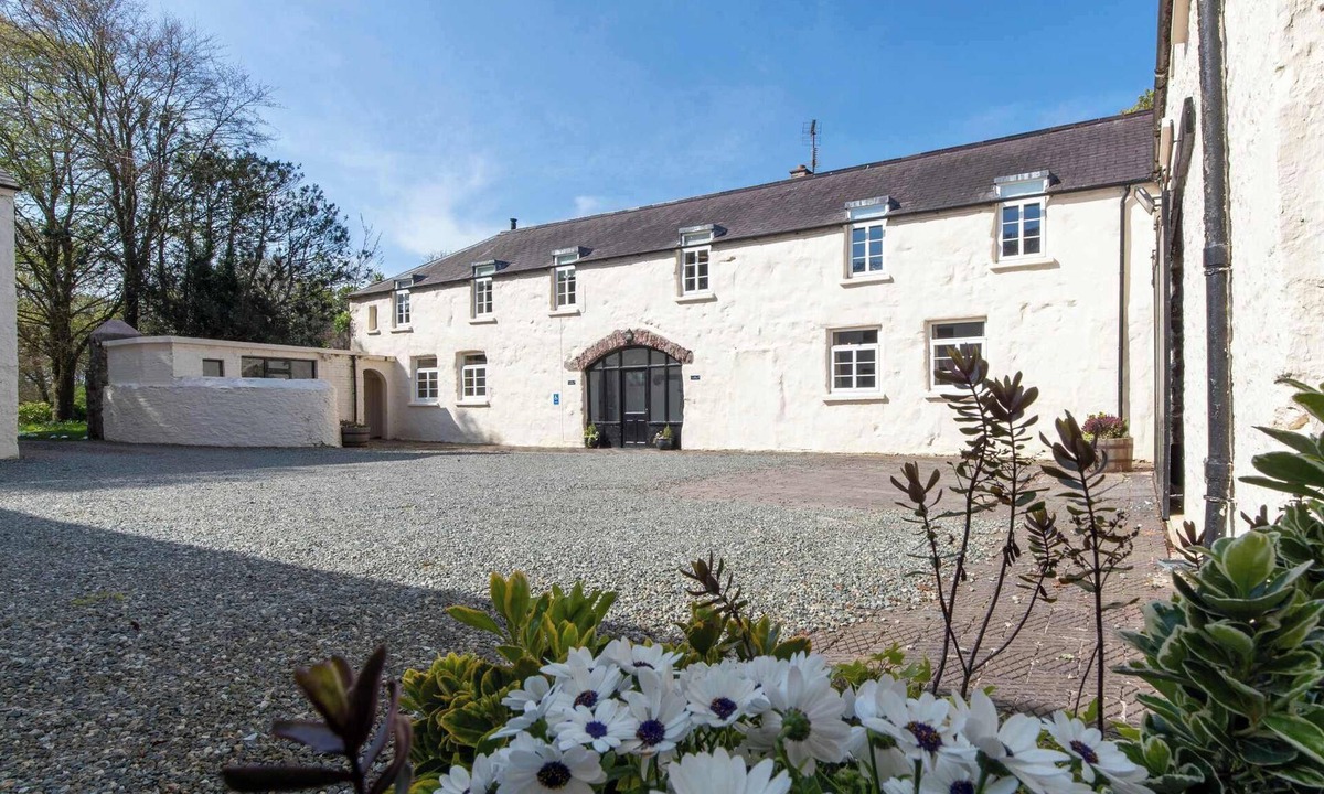 Milford Haven Cottage | Courtyard Cottage with Private Patio & Hot Tub
