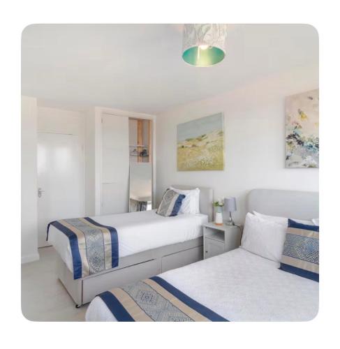 West Ham Apartment | Cozy 1BR Apartment in Stratford with City View
