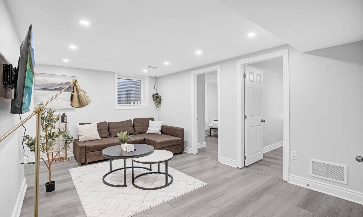 Kitchener House | Cozy 2 Bedroom+50" TV+Sleeps 6+Lower Unit
