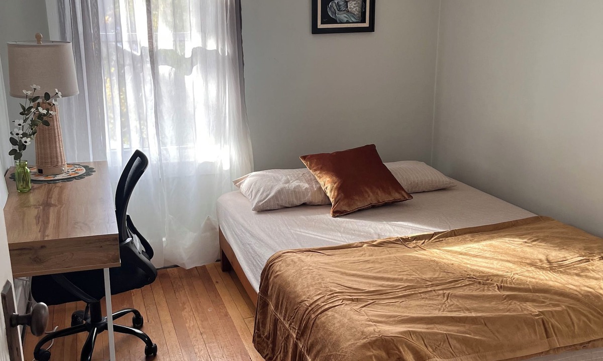 Walkerville House | 🏡 Cozy 2-Bedroom Home Near Ottawa Street Cafés & Riverside – Short-Term Stay