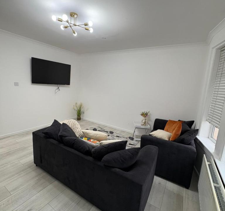 North Glasgow Apartment | Cozy 3 Bed Home, Free Parking 8 min to City Centre