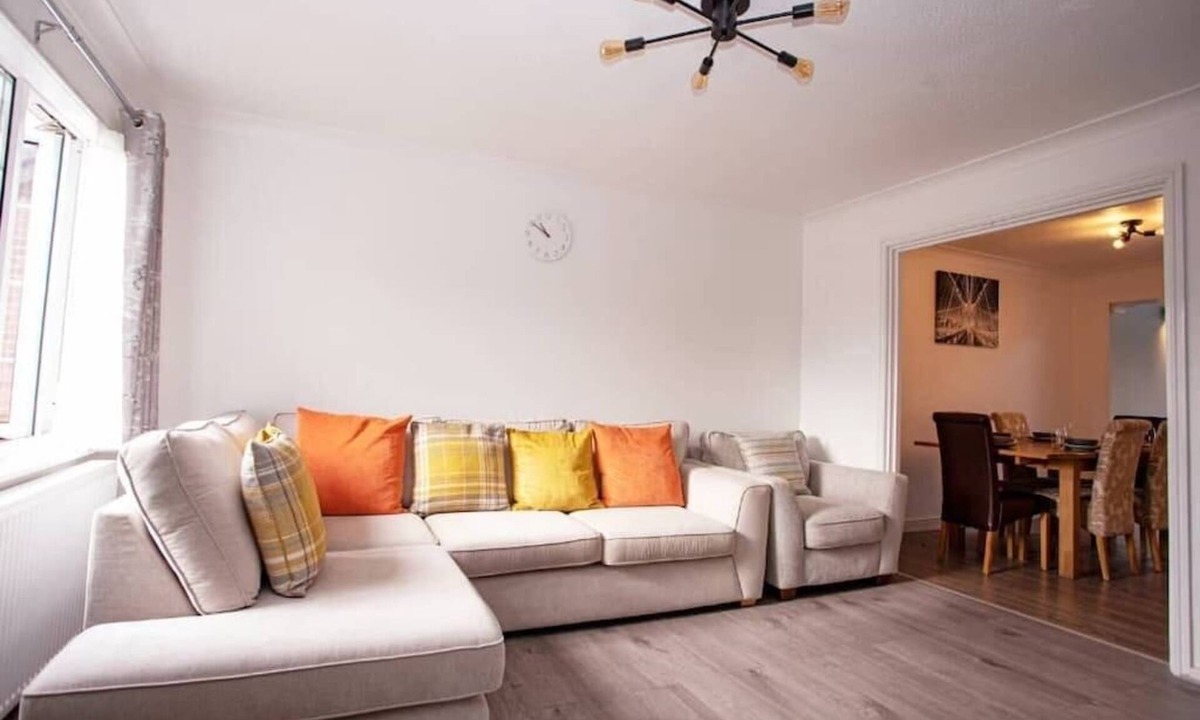 Luton House | Cozy 3-Bedroom Home in Luton