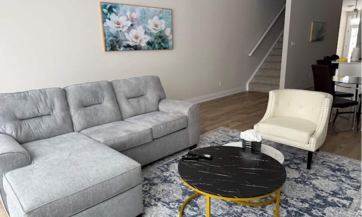London House | Cozy 3 Bedroom Townhome near Hyde Park Mall & Western University