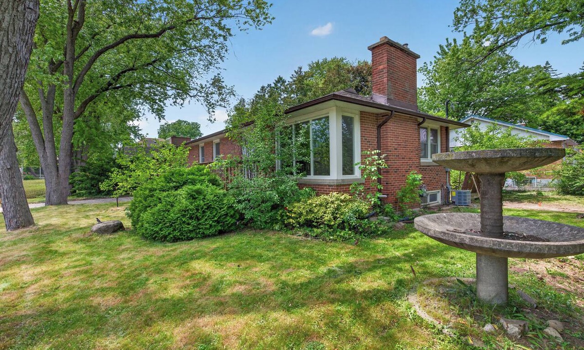 Bronte House | Cozy 5 br Bungalow- Just a 5 -Minute Walk to Lakeshore in Bronte West Village.