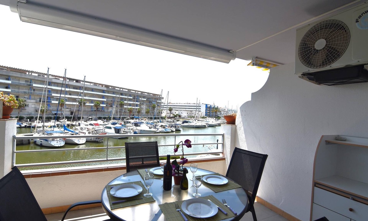Santa Margarida Apartment | Cozy Apartment with Terrace and Canal Views, Near the Beach in Roses, Costa Brava.
