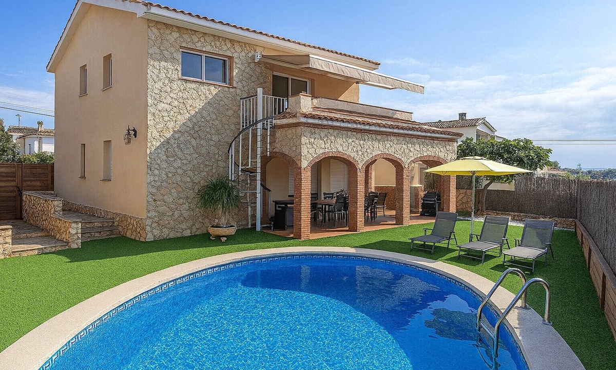 Pineda de Mar Villa | Cozy beach town villa for 8 - walk to beach!