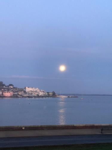 East Cowes House | Cozy coastguard cottage with sea views