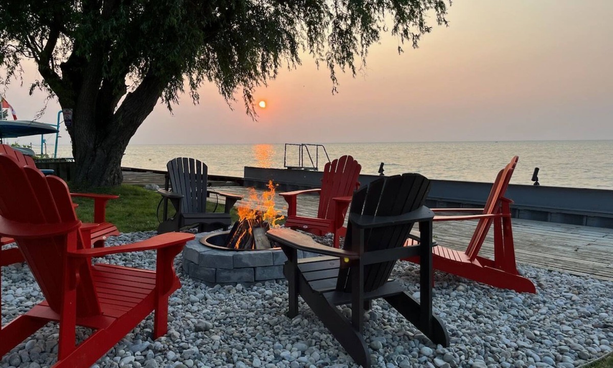 Pointe aux Roches House | Cozy-Family- Friends-Cottage/Kayaks/Paddle/Golf/Fishing/Fire Pit