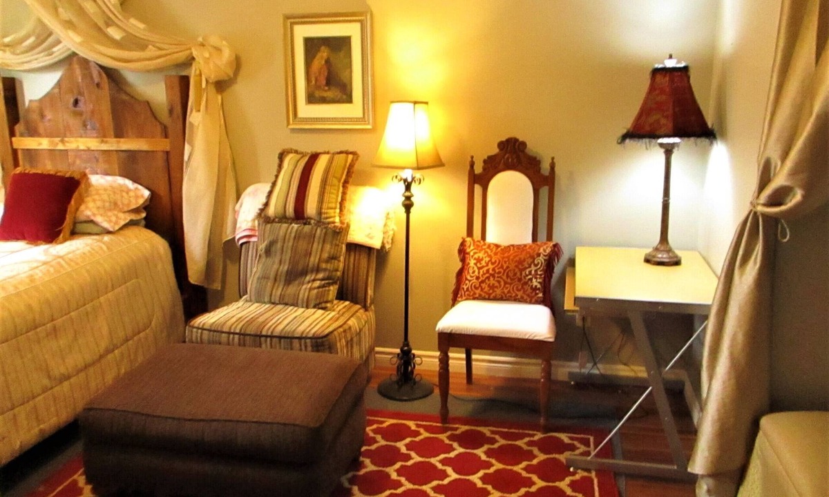 Kitchener House | Cozy furnished rooms for rent. Kitchener, Ontario. Nightly, Weekly, Monthly $50