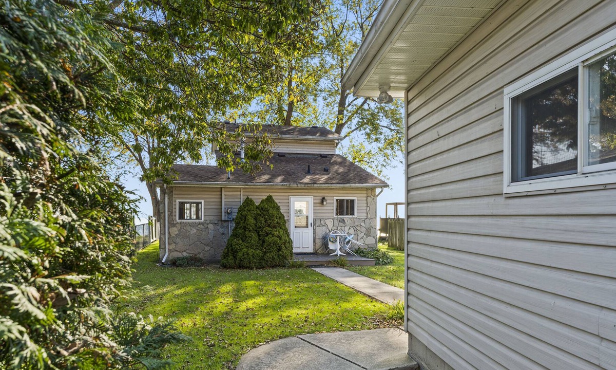 Colchester Cottage | Cozy Lakeside Cottage w Hot Tub!