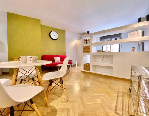 Malasana Apartment | Cozy Malasaña - Estudio con balcón en el centro, AC