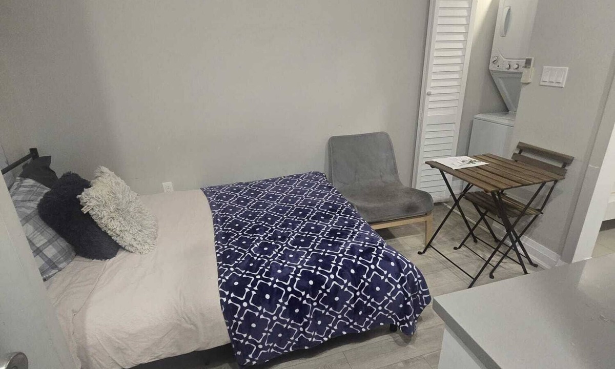 Harbord Village Apartment | Cozy modern studio in the heart of Downtown Toronto. Walk to subway & university