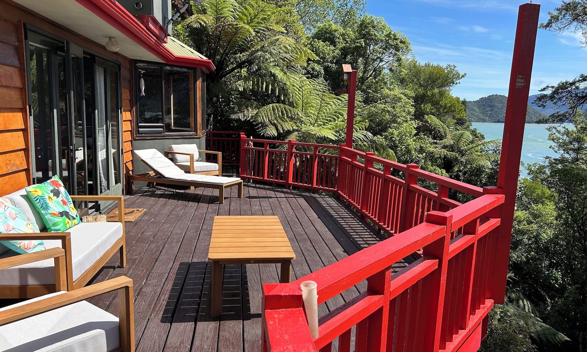 Moetapu Bay House | Cozy retreat, accessible by road and water, with amazing views!