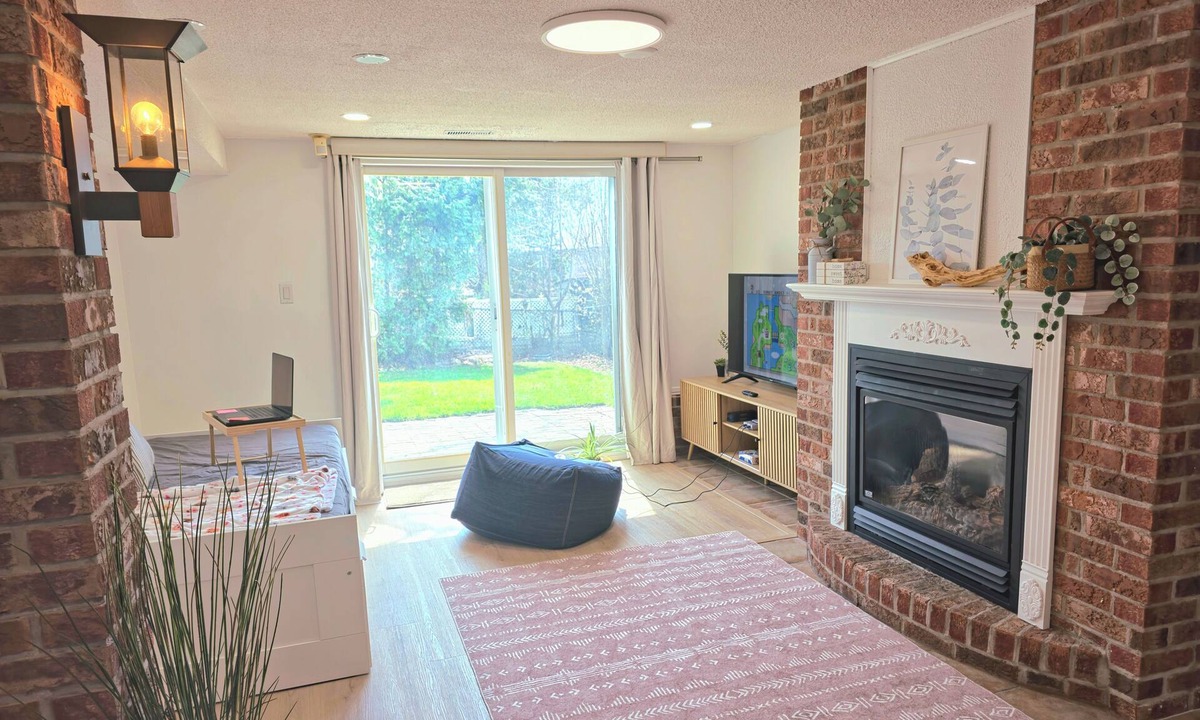 Pleasant View House | Cozy Retro Suite with Garden Walkout, Games & Lounge!