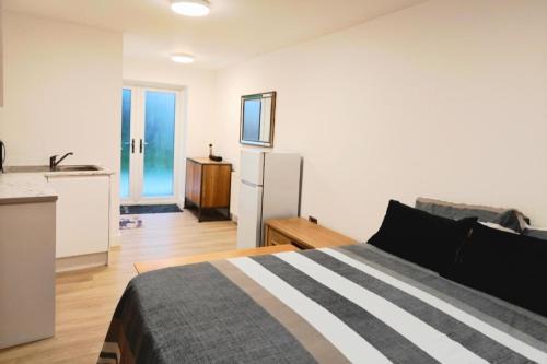 Emerson Park Apartment | Cozy Studio in Hornchurch with Extra Bed
