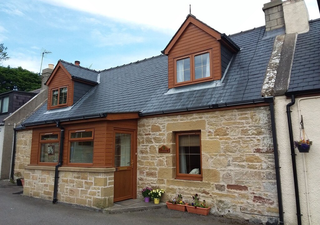 Fearn Cottage | Cozy Traditional Half Cottage by The Seaside