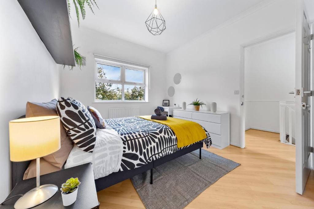 Poplar Apartment | Cozylease Canary Wharf 3BR - AI Gym,Workspace,Garden