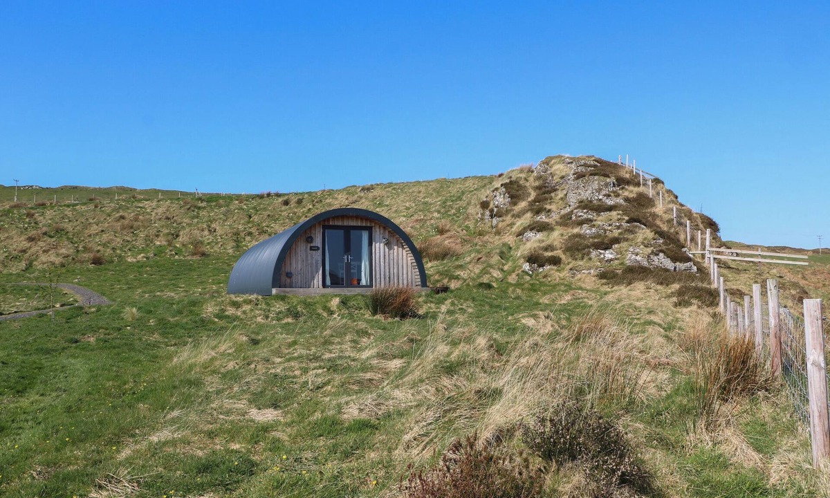 Isle of Luing Cottage | CREAGS, pet friendly, with a garden in Cullipool, Isle Of Luing
