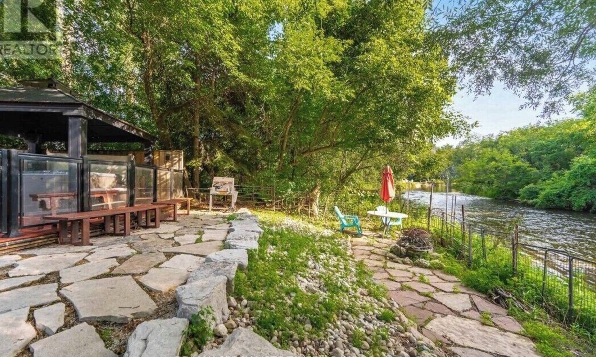 Caledon House | Credit River Cottage, A rustic 4-season sanctuary in Inglewood, Caledon.