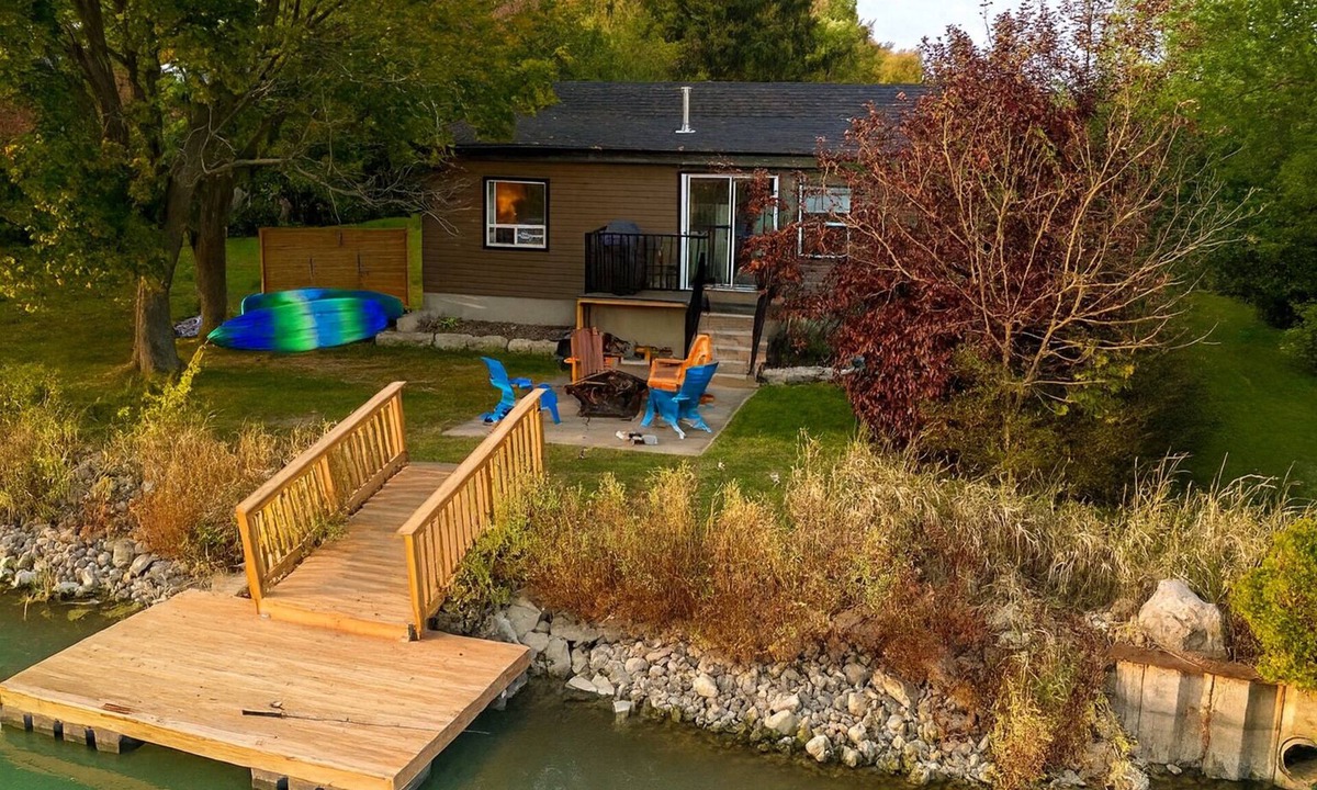 Kingsville Cottage | Creekside Cottage - Waterfront Retreat with Kayaks, Fishing & Game Room