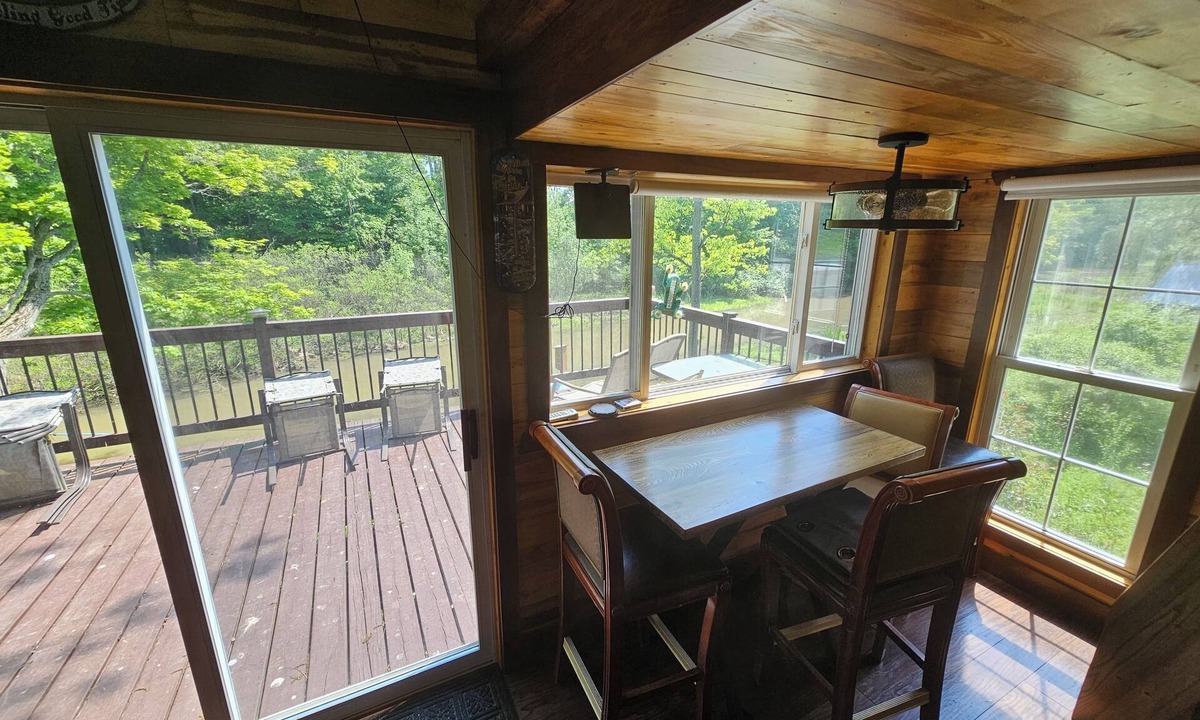 Niagara Falls Cabin | Creekside Retreat Treehouse In Cooksmills, 15 minutes from Niagara Falls