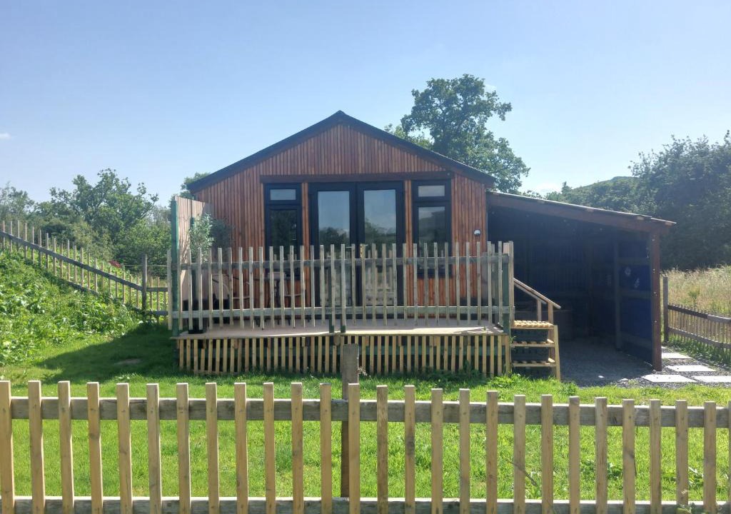 Llanbrynmair Ski Chalet | Daisy Cabin-couples retreat-undercover hot tub