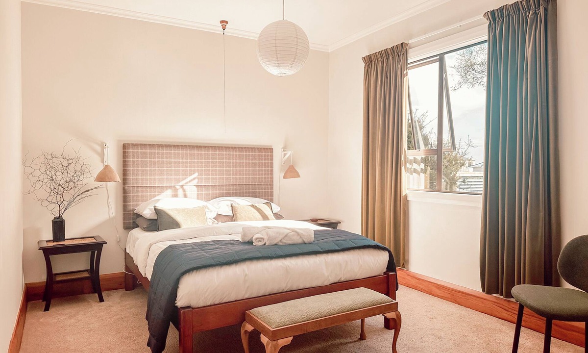 Hokitika House | Dalton Cottage - Dreamy Retreat in Lush Gardens