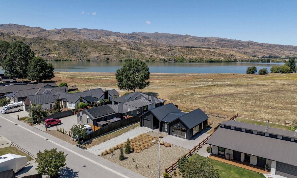 Lowburn House | Dancing Tussock Escape - Cromwell Holiday Home