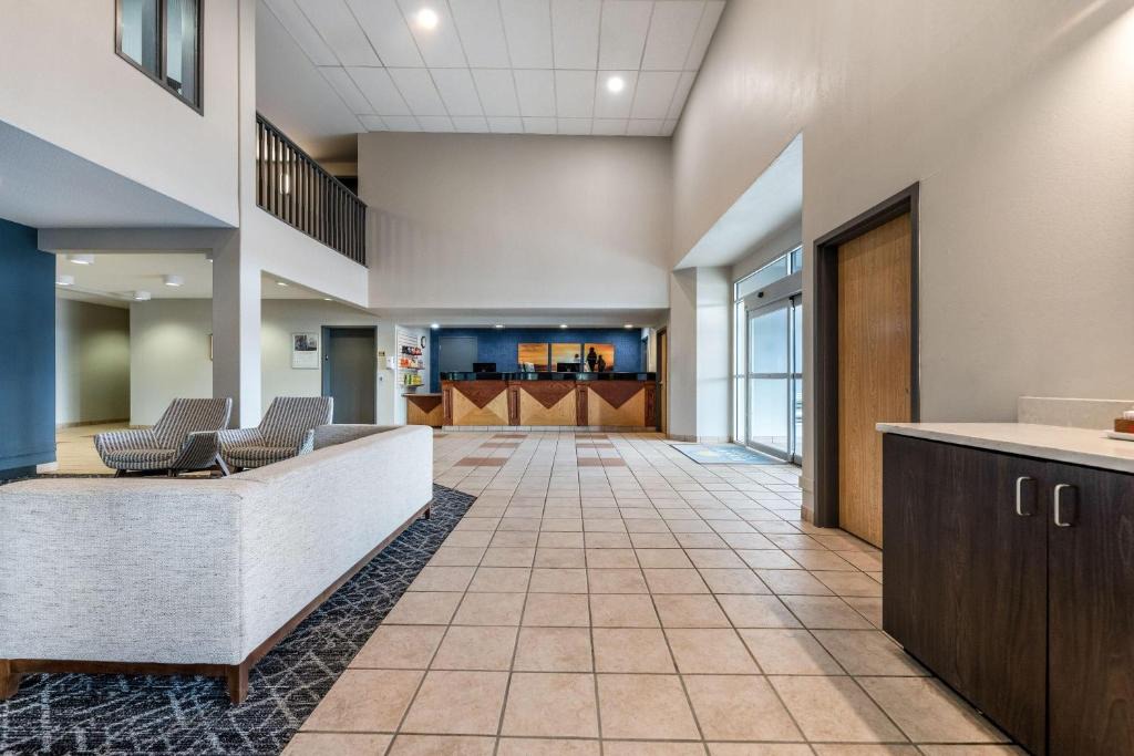 Thunder Bay Hotel | Days Inn & Suites by Wyndham Thunder Bay
