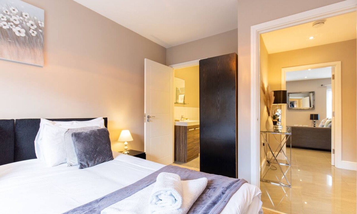 Hoddesdon Apartment | Deluxe-2 bedroom Apartment City View Private Bath