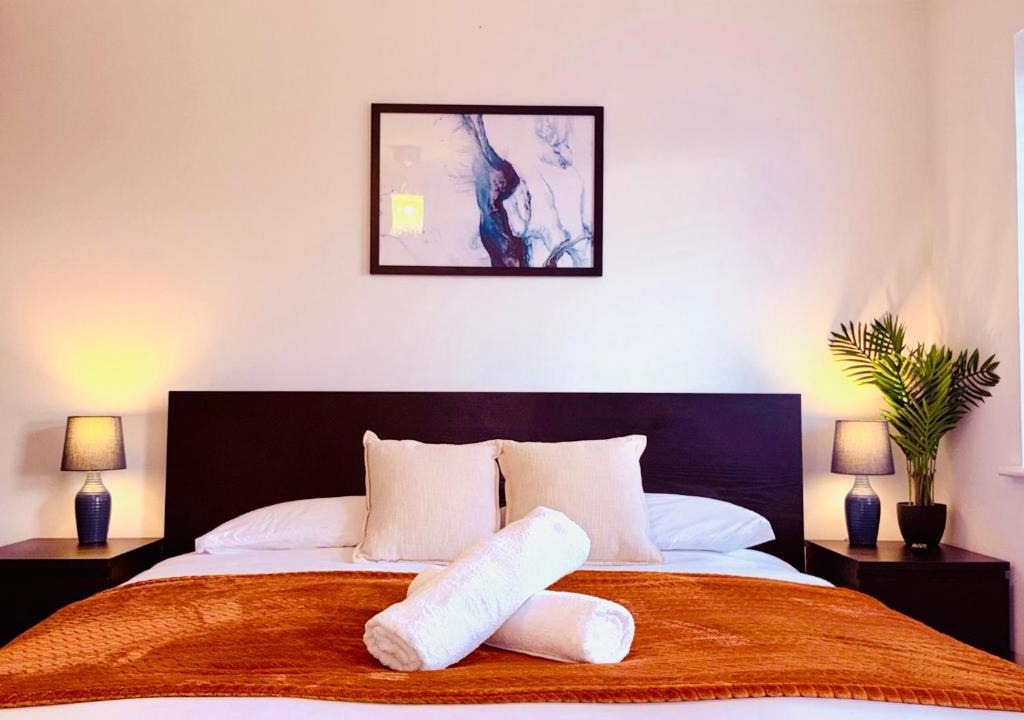 Dartford Apartment | DELUXE 5 Bed, Sleeps 10 with Parking x2 , Family & Contractor Haven