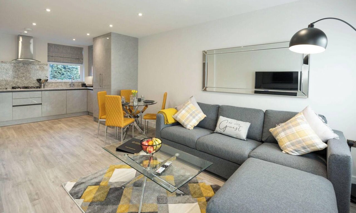 Reading Apartment | Deluxe Central Apartment with Gated Parking