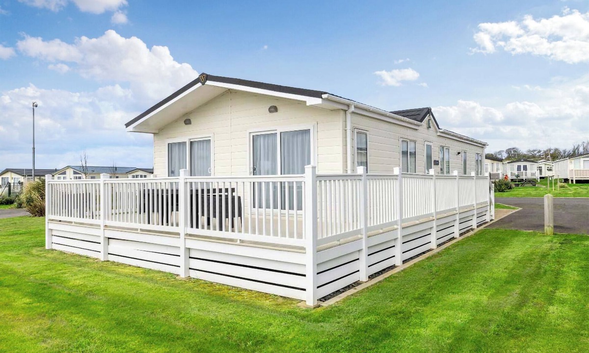 Kidwelly Ski Chalet | Deluxe Lodge with parking, ensuite & decking