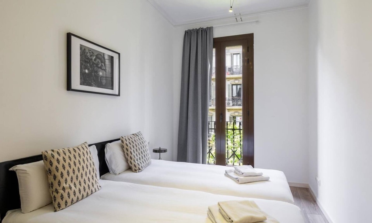 L'Antiga Esquerra de l'Eixample Apartment | DELUXE THREE BEDROOM APARTMENT